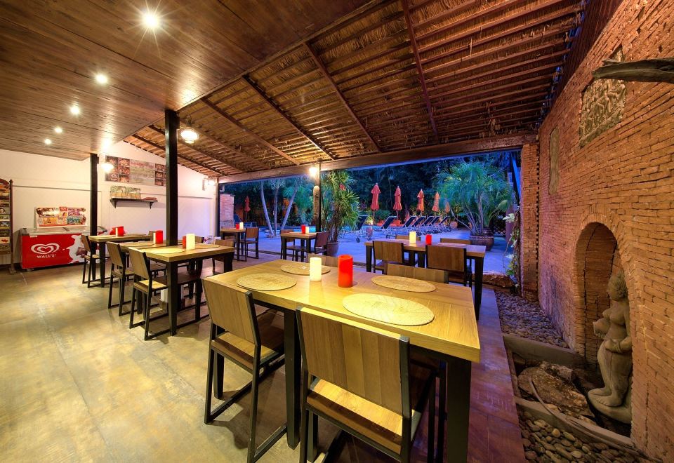 호텔 객실 내부의 편안한 침대 사진