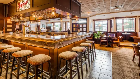 Tower Inn & Suites Отели в г. Квеснел