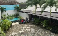 Tirta Kencana Hotel & Garden Resto - piscina