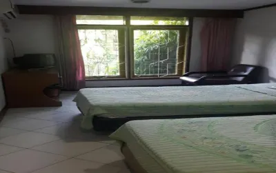 Hotel Makmur Hotel dekat Masjid Rahmatullah, Simpang Kapuk