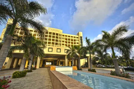 The Royal Sands Resort & Spa Отели рядом с достопримечательностью «Плайя Гавиота Асуль»