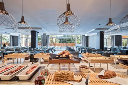 AMI Hotel Budva – Petrovac Отели в г. Катун Режевићи