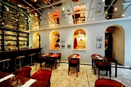 Bob W Mitte Отели рядом с достопримечательностью «Embassy of the Netherlands»