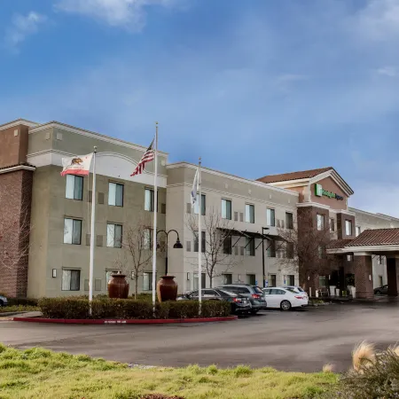 Holiday Inn Express & Suites LINCOLN-ROSEVILLE AREA by IHG