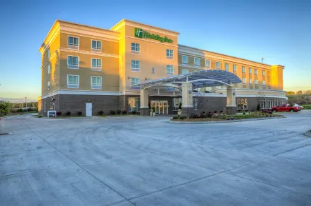 Holiday Inn Express Richmond Отели рядом с достопримечательностью «Two Sisters Books & More»