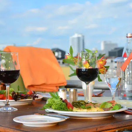 Radisson Hotel Berlin Charlottenburg Отели рядом с достопримечательностью «Станция метро Deutsche Oper»