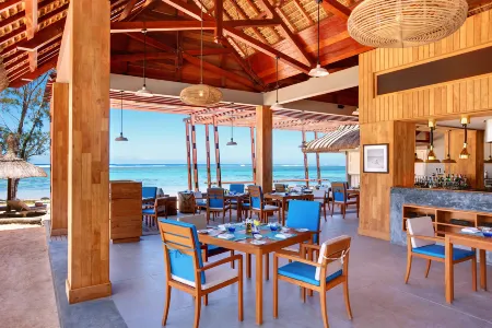Outrigger Mauritius Beach Resort Отели в г. Chamarel