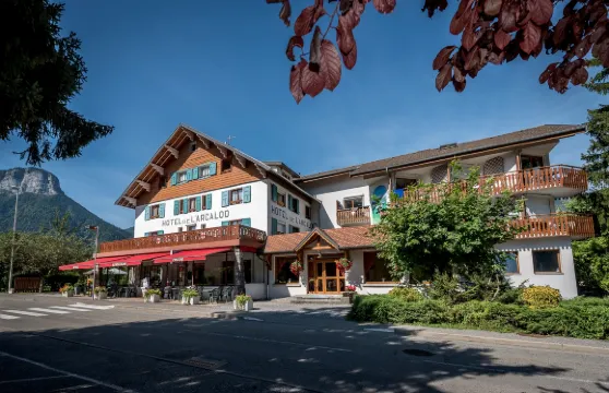 阿卡羅德酒店（內設餐廳和水療中心）