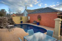 Georgian Motor Lodge - Pools