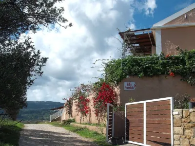 Forestata Village Hotel dekat Petani Beach