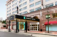 Embassy Suites by Hilton Washington DC Chevy Chase Pavilion فنادق في فرندشیپ ویلیج