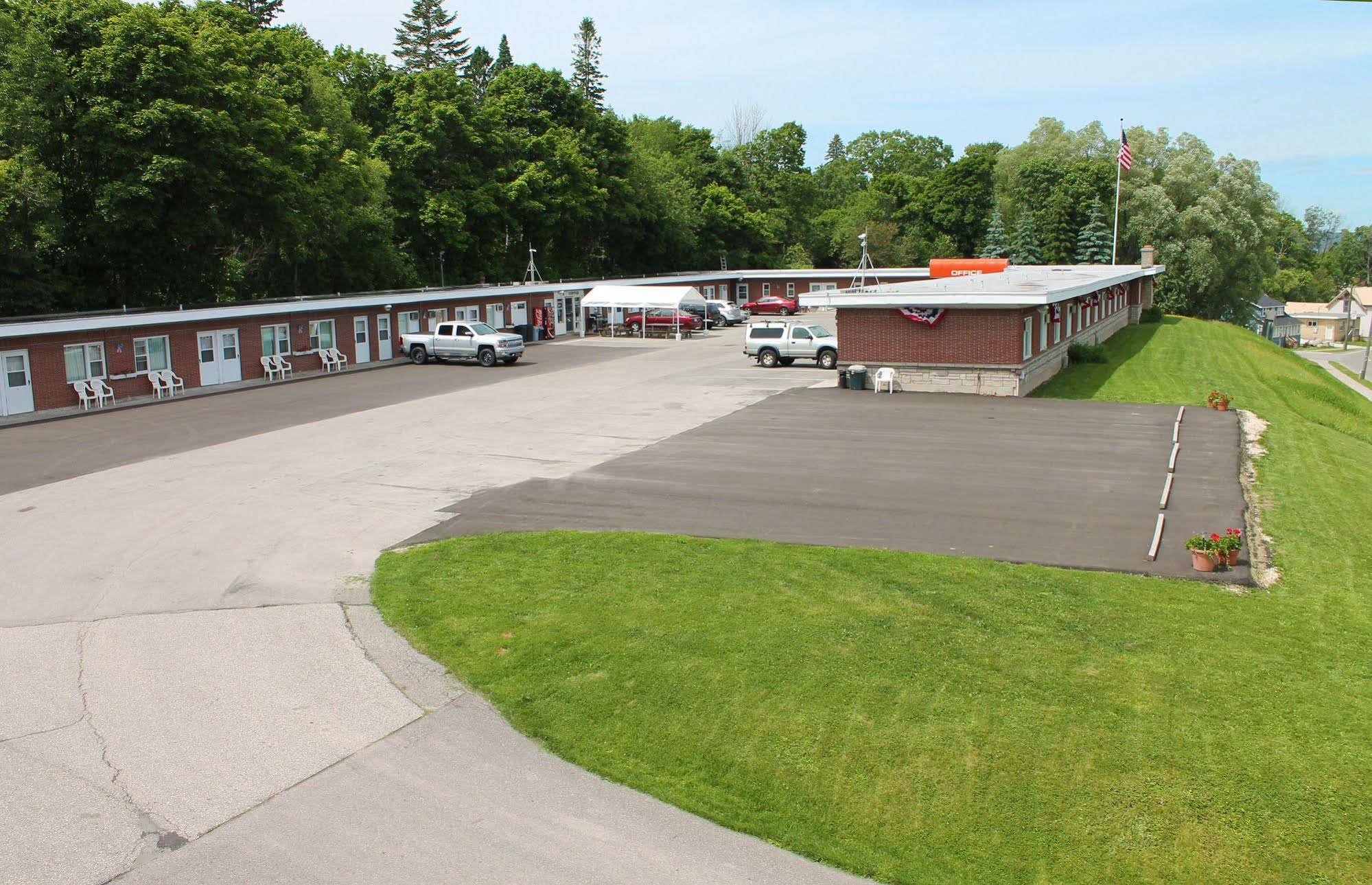 Budget Host Crestview Inn