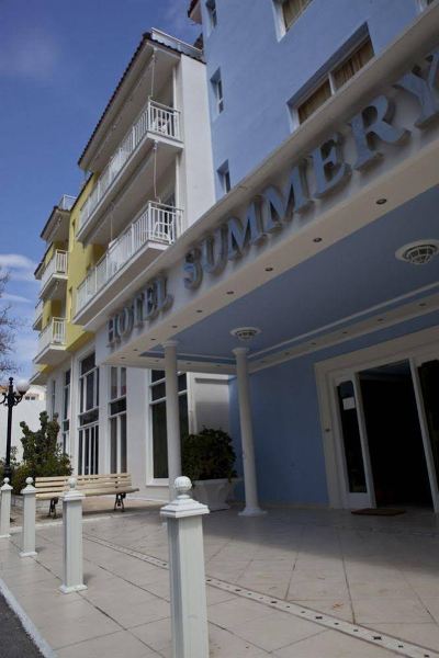 "a large white building with a sign that reads "" hotel summer "" prominently displayed on the front of the building" at Hotel Summery