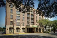 Holiday Inn Savannah Historic District Các khách sạn gần Wright Square