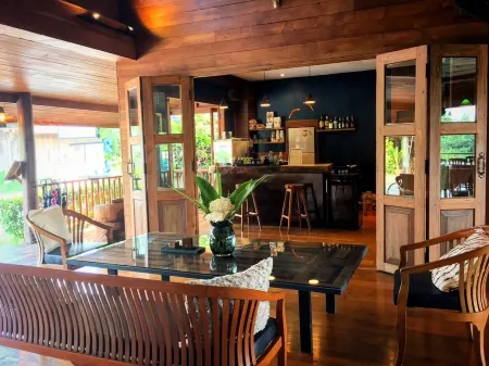 Riverhouse Hotel (The Teak House) Отели в г. Mae Sariang