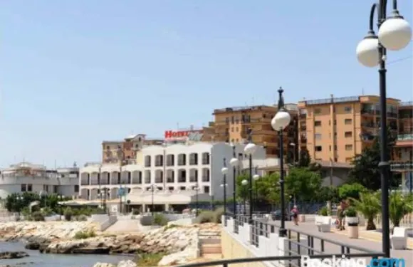 全景德爾高爾夫酒店