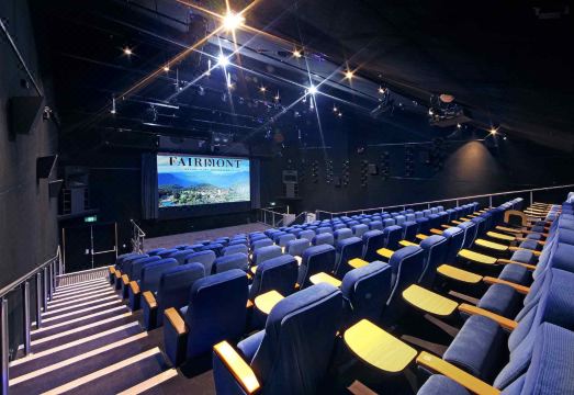 페어몬트 리조트의 겨울 정원과 아이스 스케이트장 전경