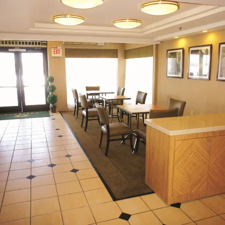 La Quinta Inn & Suites by Wyndham Warwick Providence Airport
