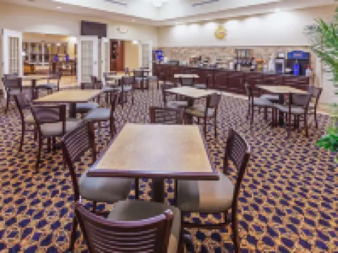 La Quinta Inn & Suites by Wyndham Alvin