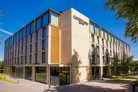 Courtyard by Marriott Edinburgh West Отели рядом с достопримечательностью «Тайнкасл»