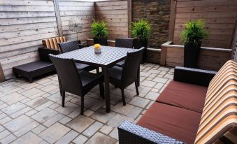 3. Courtyar..