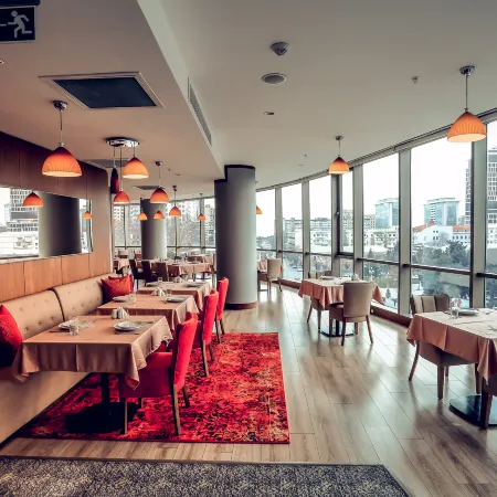 Parkside Hotel & Apartments