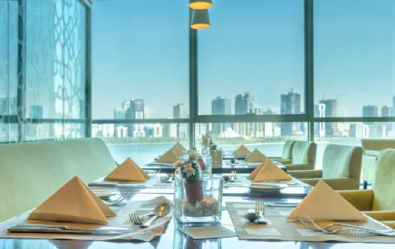 Copthorne Hotel Sharjah Отели рядом с достопримечательностью «Medical campus University of Sharjah»