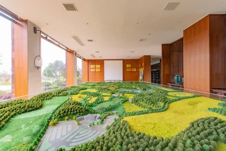 Tianxiachan Hotel (Xing Xiuniang Ecological Park) Отели в г. Хуанмэй