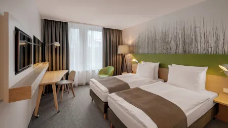 Holiday Inn Frankfurt - Alte Oper Отели рядом с достопримечательностью «Taunusturm»
