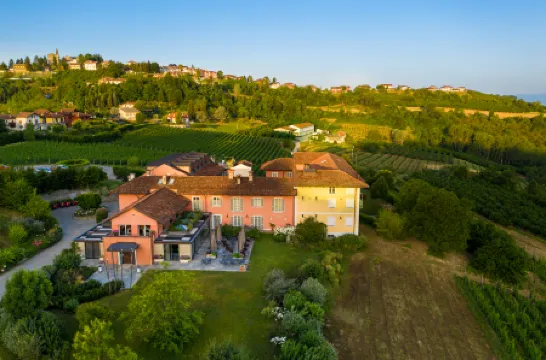 瑞萊斯達米利亞別墅酒店