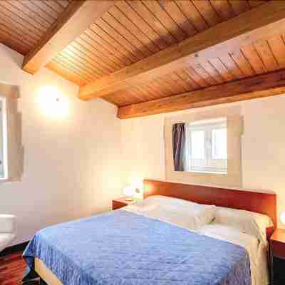 Royal Maniace Hotel Rooms