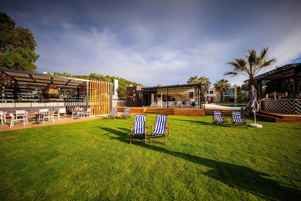 Moyo Luxury Boutique Hotel & Beach