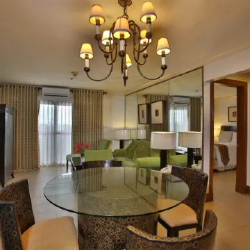 Crown Regency Suites Mactan