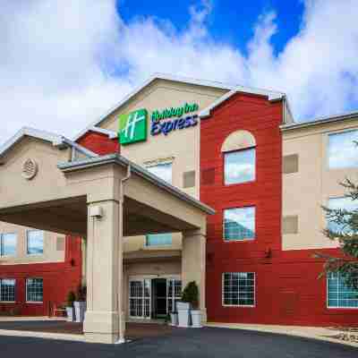 Holiday Inn Express & Suites Reading Airport Hotel Exterior