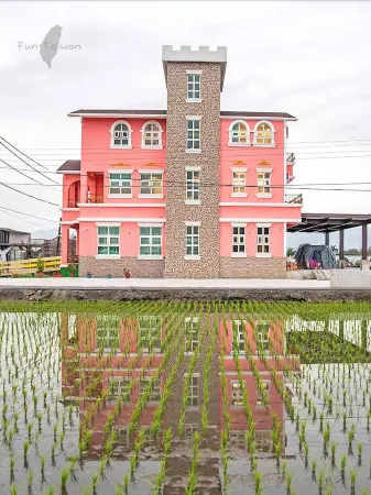 Honeysuckle Family Castle Отели в г. Илань