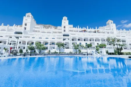 Hollywood Mirage - Excel Hotels & Resorts Отели рядом с достопримечательностью «Aloe Park»