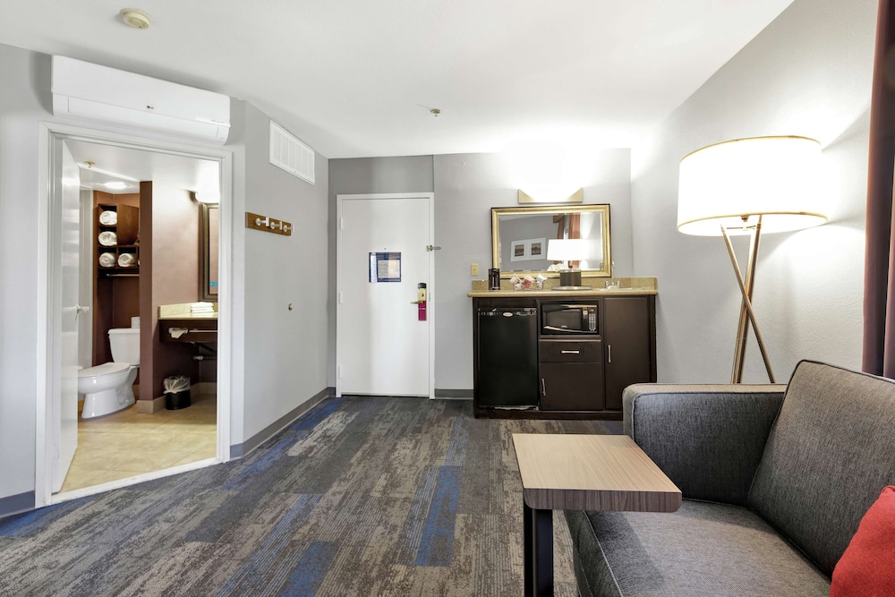 Hampton Inn & Suites Santa Ana/Orange County Airport