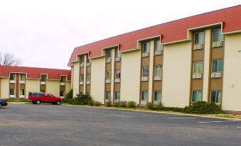 Ramada by Wyndham Albert Lea