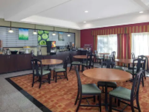 La Quinta Inn & Suites by Wyndham Atlanta-Union City Hotels in Union City