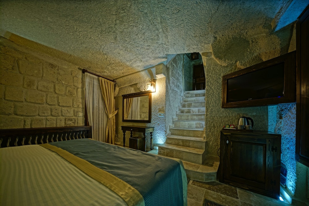 Castle Cave Hotel