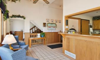 Super 8 by Wyndham Lincoln West