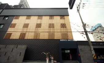 Hotel Merci - Housity