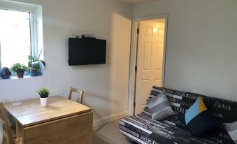 2 Bedroom Apartment  Heathrow Airport