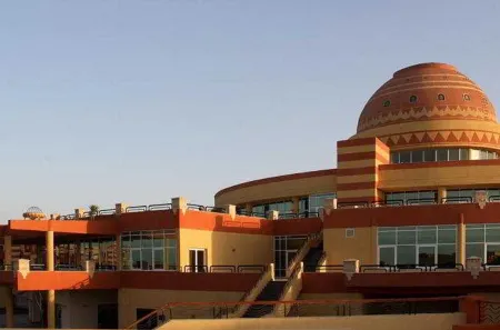 Malikia Resort Abu Dabbab Отели рядом с достопримечательностью «Bridge of Royal Tulip Beach Resort»