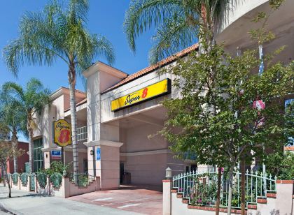 Super 8 by Wyndham North Hollywood