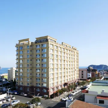 Shin Shin Hotel Jeju Ocean Отели рядом с достопримечательностью «Библиотека «Саммэбон»»