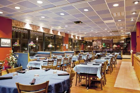 Holiday Inn & Suites Chicago-Downtown Отели рядом с достопримечательностью «Лури Гарден»