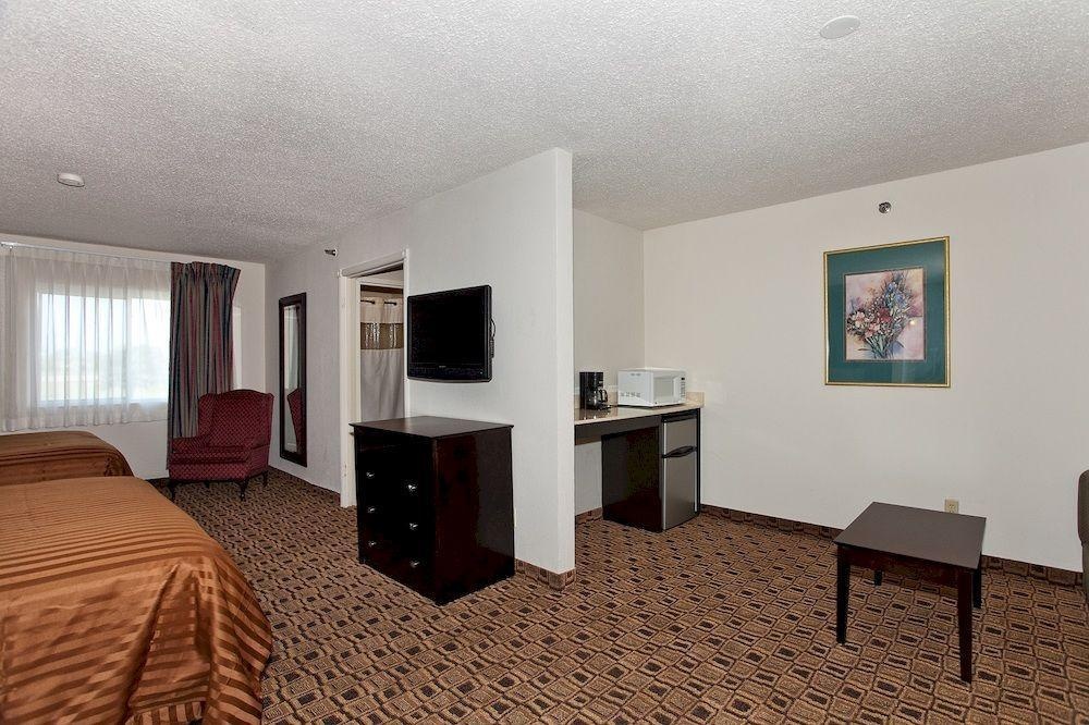 Quality Suites Airport Wichita