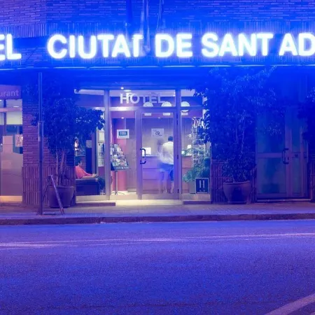 Hotel Ciutat de Sant Adria Отели рядом с достопримечательностью «Ноу-Баррис»