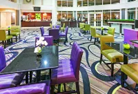 La Quinta Inn & Suites by Wyndham Dallas - Addison Galleria - breakfast